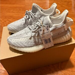 Yeezy boost static women’s size 8 men’s 6.5 never worn
